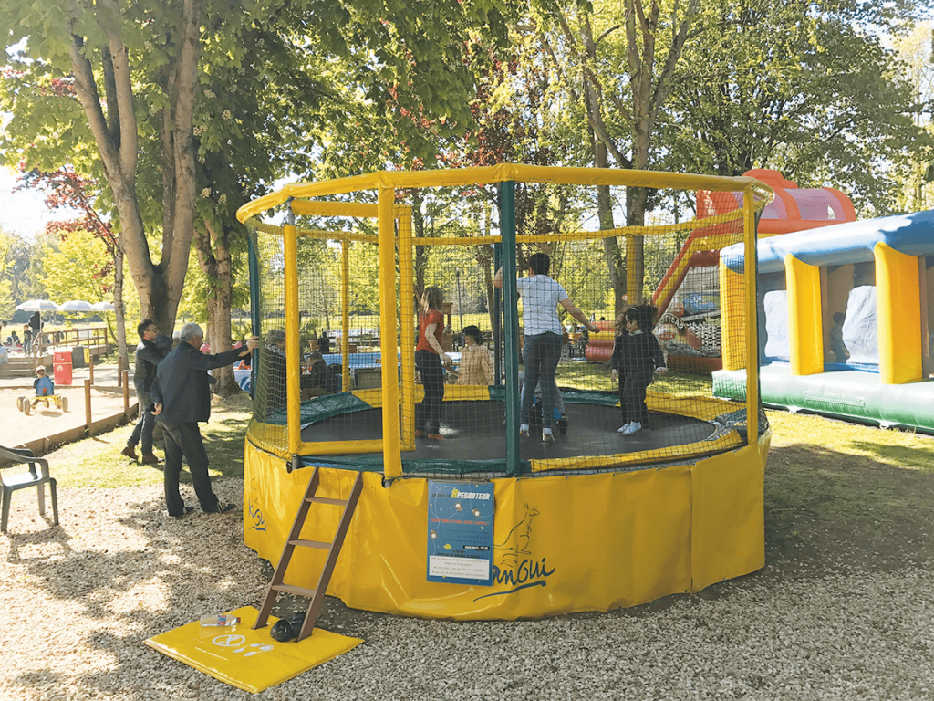 Trampoline jaune