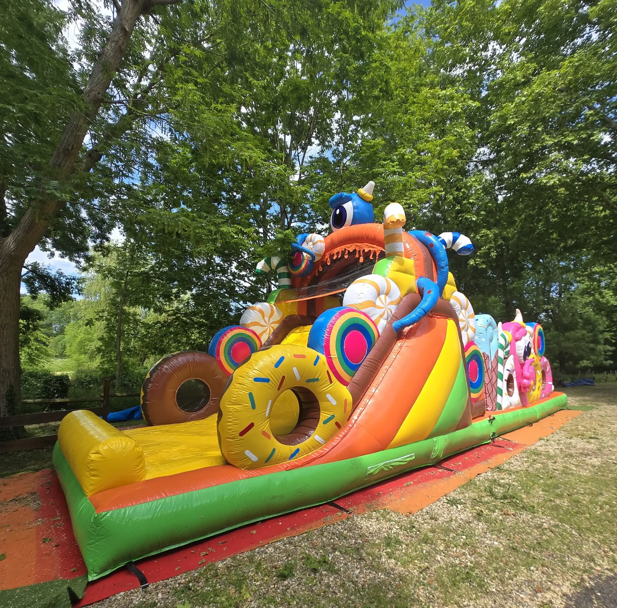 Parcours gonflable Candy 14.50m Parcours gonflable Candy de 14.50m de long