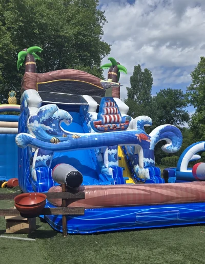 Toboggan gonflable aquatique pirate